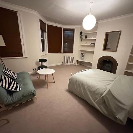 Spacious Room Near Underground Londra Esterno foto