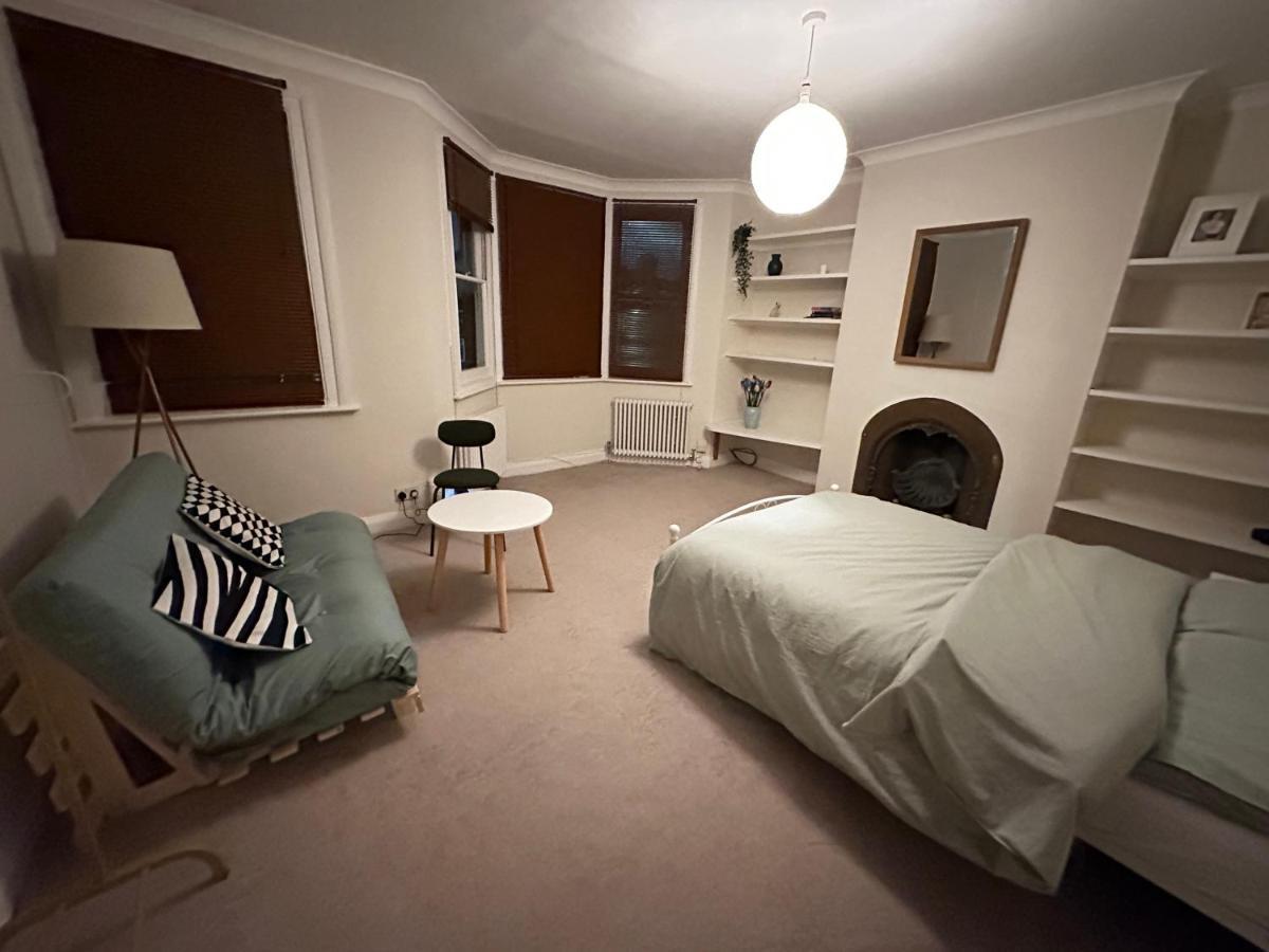 Spacious Room Near Underground Londra Esterno foto